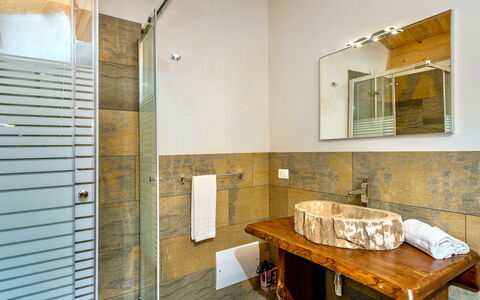 Villa La Musa: Pavimentazione, Interior Design, Pavimento, Parete, Idraulico Fixture, Legna, Soffitto, Bagno, Lavandino Del Bagno, Illuminazione