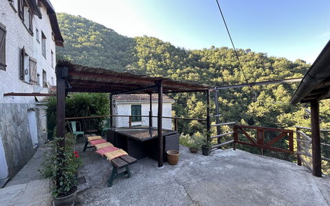 Manuela: Balcone, Paesino Di Montagna, Portico