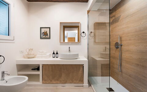 Casaita: Interior Design, Pavimentazione, Bagno, Idraulico Fixture, Lavandino Del Bagno, Parete, Lavello, Pavimento, Legna, Specchio