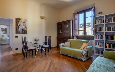 Cuore Di Firenze Apartment: Mobilia, Interior Design, Pavimentazione, Parete, Legna, Pavimento, Camera, Soffitto, Soggiorno, Divano