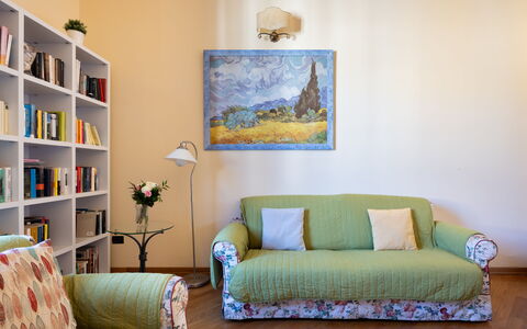Cuore Di Firenze Apartment: Mobilia, Interior Design, Divano, Parete, Pavimentazione, Camera, Pavimento, Legna, Soggiorno, Giallo