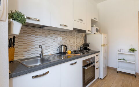 Casa La Conchiglia: Controsoffitto, Cucina, Apparecchio Major, Elettrodomestico Da Cucina, Mobilia, Interior Design, Legna, Pavimentazione, Cabinetry, Lavandino Della Cucina