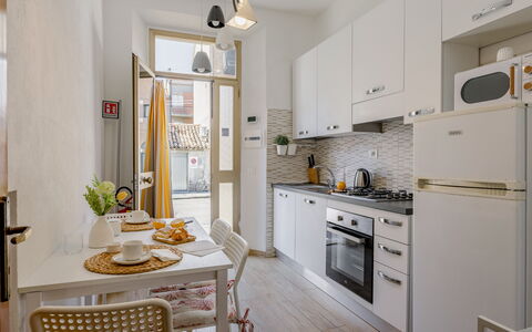 Casa La Conchiglia: Elettrodomestico Da Cucina, Mobilia, Cucina, Interior Design, Apparecchio Major, Controsoffitto, Pavimentazione, Legna, Elettrodomestico, Cabinetry