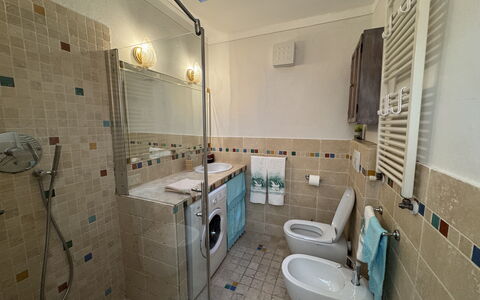 Casa Capolino: Pavimentazione, Idraulico Fixture, Pavimento, Bagno, Interior Design, Rubinetto, Lavandino Del Bagno, Idraulico, Piastrella, Lavello