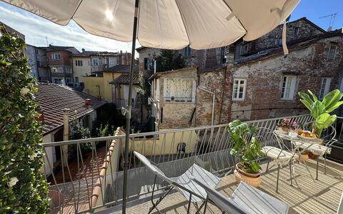 Casa Capolino: Balcone, Appartamento, Vaso Di Fiori, Pianta Della Casa, Sedia
