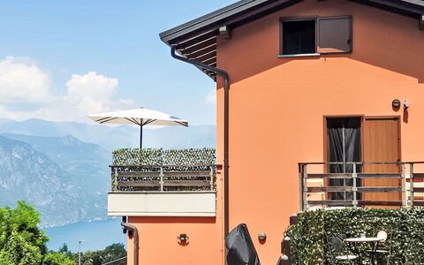 Bellavista: Balcone, Catena Montuosa, Sedia, Shade, Eco Hotel, Cresta, Mobili Da Esterno, Pianta Della Casa, Vaso Di Fiori, Villa