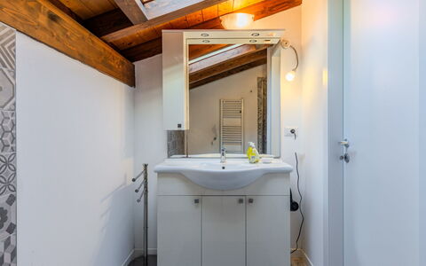 Bellavista: Pavimentazione, Idraulico Fixture, Interior Design, Pavimento, Legna, Soffitto, Bagno, Rubinetto, Idraulico, Lavello