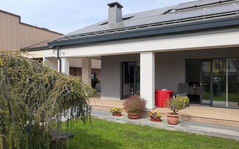 House Martina: Casa, Zona Residenziale, Casa, Tetto, Porta, Shade, Cortile, Giardino, Calcestruzzo, Estate