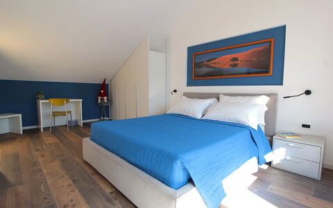 House Martina: Mobilia, Interior Design, Pavimentazione, Pavimento, Camera Da Letto, Letto, Legna, Camera, Soffitto, Appartamento