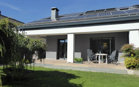 House Martina: Casa, Casa, Architettura, Tetto, Zona Residenziale, Porta, Shade, Estate, Giardino, Cortile