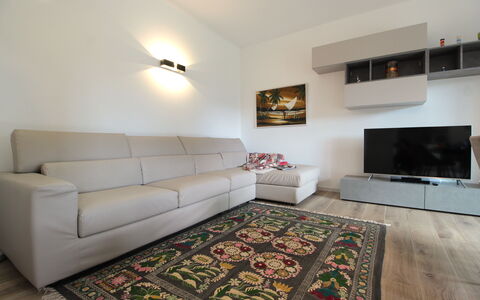 House Martina: Mobilia, Interior Design, Pavimentazione, Divano, Pavimento, Parete, Soggiorno, Camera, Legna, Soffitto