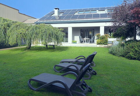 House Martina Perfect Retreat for Bikers, Garage: Erba, Arbusto, Casa, Casa, Giardino, Prato, Shade, Groundcover, Estate, Cortile