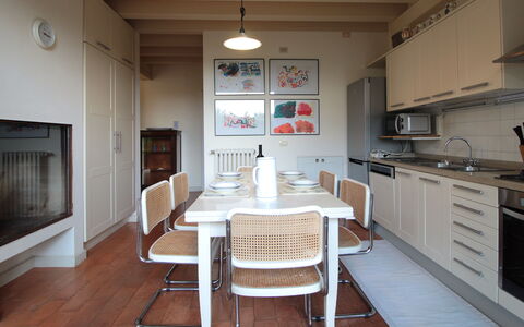 Calicantus, Verona, Pool, Wifi: Mobilia, Interior Design, Pavimentazione, Cucina, Pavimento, Legna, Sedia, Soffitto, Cucina & Sala Da Pranzo Tavolo, Tavolo