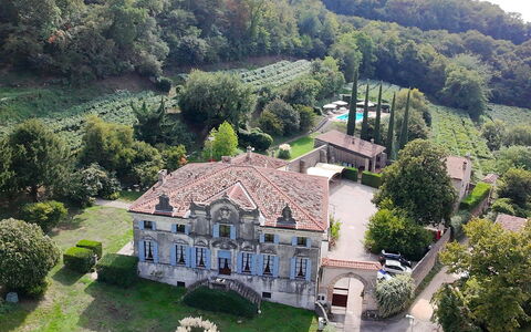 Calicantus, Verona, Pool, Wifi: Facciata, Arbusto, Estate, Dimora, Giardino, Villa, Hacienda, Una Casa Maestosa, Agriturismo, Landscaping