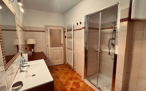 Casa Castelli: Pavimentazione, Pavimento, Idraulico Fixture, Interior Design, Camera, Lavello, Idraulico, Rubinetto, Bagno, Lavandino Del Bagno