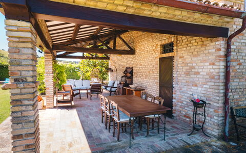 Villa Incanto: Mobilia, Tavolo Esterno, Sedia, Mobili Da Esterno, Shade, Struttura Esterna, Portico, Brick, Terrazza, Colonna