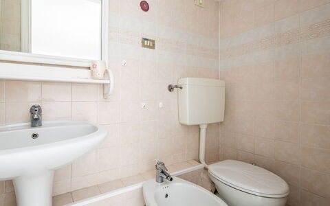 Casa Dolly, Monterosso 5 Terre: Pavimentazione, Interior Design, Pavimento, Idraulico Fixture, Bagno, Camera, Lavandino Del Bagno, Gabinetto, Soffitto, Lavello