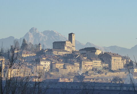 Casa Ines, Feltre: Costruzione, Parete, Cittadina, Tetto, Insediamento Umano, Urban Design, Mattina, Hill Station, Torre, Villaggio