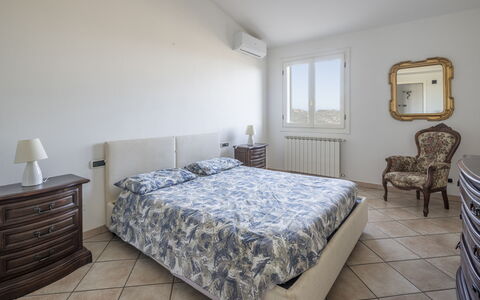 Villa Caroline, Private Pool and Seaview: Letto, Camera Da Letto, Lenzuolo, Bedding, Mobilia, Pavimento, Interior Design, Pavimentazione, Biancheria, Camera