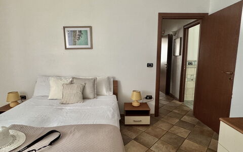 Casa Paola-connessione Starlink: Mobilia, Letto, Pavimentazione, Pavimento, Parete, Camera Da Letto, Legna, Interior Design, Camera, Lenzuolo