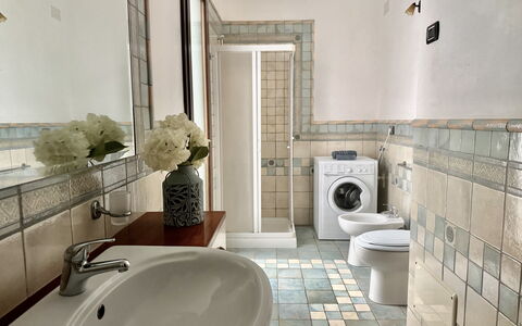 Casa Paola-connessione Starlink: Pavimentazione, Interior Design, Pavimento, Bagno, Idraulico Fixture, Piastrella, Gabinetto, Toilet Seat, Idraulico, Soffitto