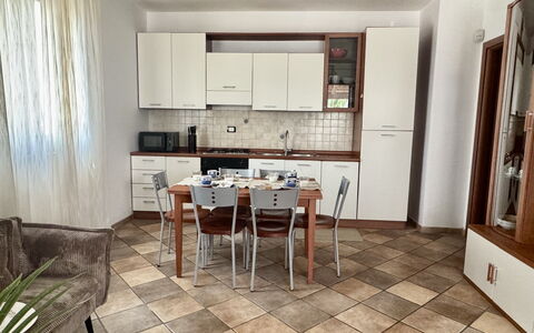 Casa Paola-connessione Starlink: Mobilia, Pavimentazione, Pavimento, Interior Design, Legna, Tavolo, Cucina & Sala Da Pranzo Tavolo, Cucina, Elettrodomestico Da Cucina, Sedia