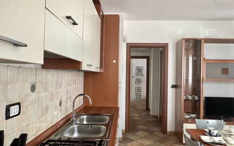 Casa Paola-connessione Starlink: Controsoffitto, Cucina, Pavimentazione, Apparecchio Major, Legna, Elettrodomestico Da Cucina, Interior Design, Pavimento, Cabinetry, Lavandino Della Cucina