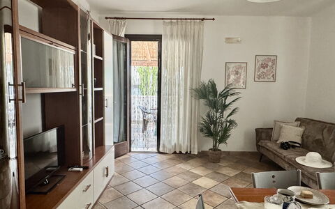 Casa Paola-connessione Starlink: Mobilia, Pavimentazione, Interior Design, Pavimento, Legna, Camera, Soggiorno, Illuminazione, Soffitto, Tavolo