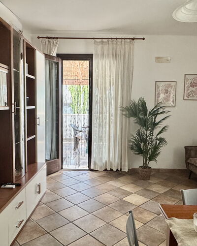 Casa Paola-connessione Starlink: Mobilia, Pavimentazione, Interior Design, Pavimento, Legna, Camera, Soggiorno, Illuminazione, Soffitto, Tavolo