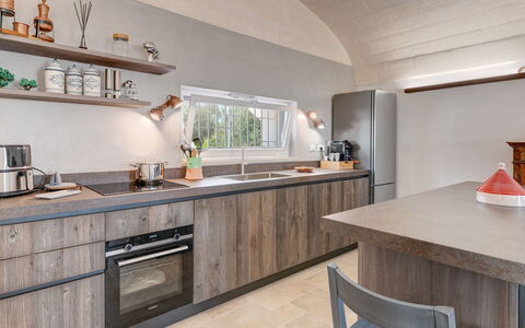 Trulli di Luccio: Cucina, Controsoffitto, Legna, Elettrodomestico Da Cucina, Interior Design, Elettrodomestico, Apparecchio Major, Pavimentazione, Soffitto, Cabinetry