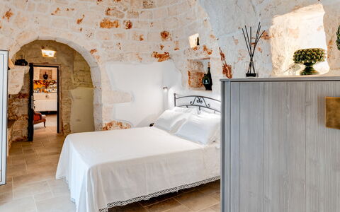 Trulli di Luccio: Appartamento, Camera Da Letto, Soffitto, Bedding, Muro ​​Di Pietra, Letto, Telaio Del Letto, Lenzuolo, Biancheria, Cuscino