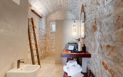 Trulli di Luccio: Parete, Pavimentazione, Idraulico Fixture, Interior Design, Pavimento, Soffitto, Illuminazione, Bagno, Idraulico, Lampada