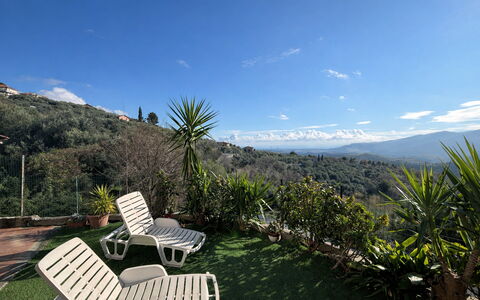 Casa di Bruna Seaview, Albenga: Paesaggio, Hill Station, Ricorrere, Eco Hotel, Landscaping, Mobili Da Esterno, Balcone, Piscina
