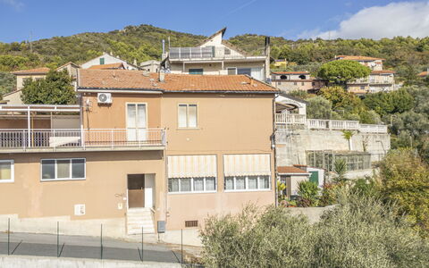 Casa di Bruna Seaview, Albenga: Parete, Costruzione, Zona Residenziale, Architettura, Quartiere, Casa, Casa, Cittadina, Tetto, Insediamento Umano