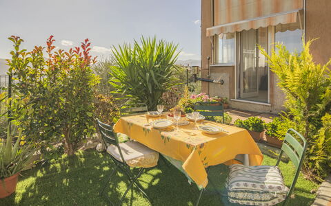 Casa di Bruna Seaview, Albenga: Mobilia, Sedia, Tavolo, Cucina & Sala Da Pranzo Tavolo, Giardino, Pianta Della Casa, Tavolo Esterno, Mobili Da Esterno, Cortile, Vaso Di Fiori