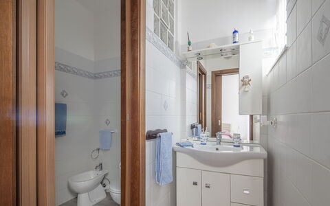 Casa di Bruna Seaview, Albenga: Lavandino Del Bagno, Pavimentazione, Idraulico Fixture, Lavello, Interior Design, Pavimento, Bagno, Rubinetto, Idraulico, Camera