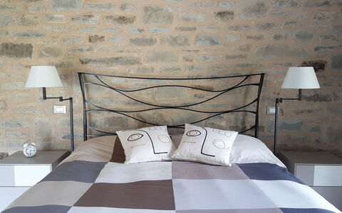 Villa Pietra With Pool On Piemonte Hills: Letto, Camera Da Letto, Bedding, Lenzuolo, Mobilia, Pavimentazione, Biancheria, Interior Design, Telaio Del Letto, Pavimento