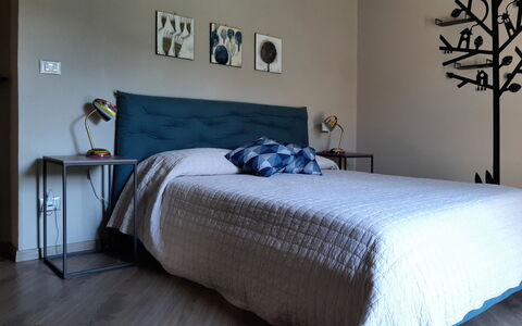 Villa Pietra With Pool On Piemonte Hills: Mobilia, Letto, Bedding, Camera Da Letto, Interior Design, Lenzuolo, Pavimentazione, Parete, Pavimento, Legna