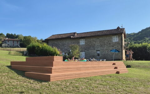 Villa Pietra With Pool On Piemonte Hills: Tempo Libero, Prato, Latifoglie, Color Legno, Plank, Compensato, Backyard, Parco, Erba Sintetica
