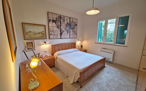 Villetta Tonfano: Letto, Camera Da Letto, Parete, Interior Design, Pavimentazione, Mobilia, Legna, Pavimento, Lenzuolo, Soffitto