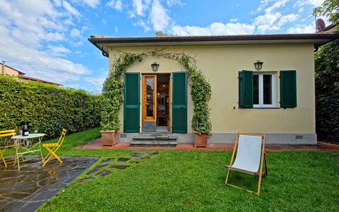 Villetta Tonfano: Porta, Casa, Giardino, Prato, Villetta, Cortile, Backyard, Porta A Casa, Landscaping, Estate