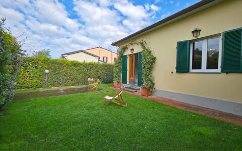 Villetta Tonfano: Giardino, Prato, Backyard, Cortile, Shade, Landscaping, Erba Sintetica, Cortile, Pianta Della Casa