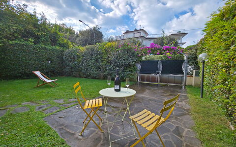 Villetta Tonfano: Arbusto, Mobilia, Giardino, Groundcover, Mobili Da Esterno, Backyard, Prato, Cortile, Sedia, Shade