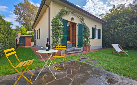 Villetta Tonfano: Porta, Casa, Giardino, Villetta, Prato, Backyard, Bicicletta, Cortile, Landscaping
