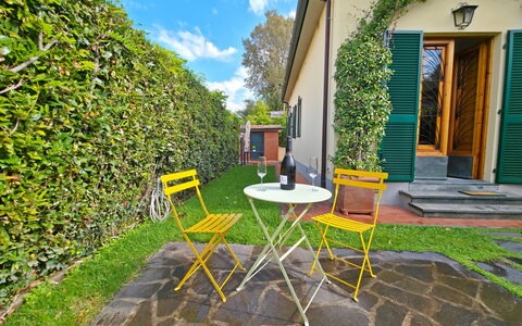 Villetta Tonfano: Verde, Mobilia, Giardino, Bicicletta Forcella, Mobili Da Esterno, Shade, Bicicletta, Backyard
