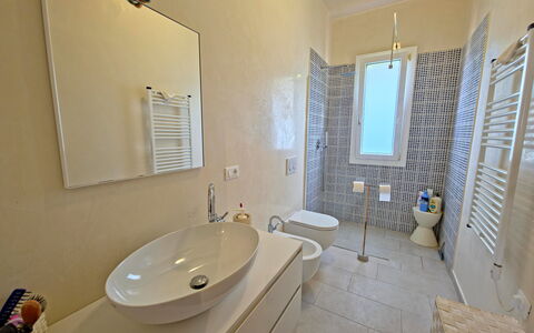 Villetta Tonfano: Pavimentazione, Bagno, Idraulico Fixture, Pavimento, Interior Design, Lavandino Del Bagno, Lavello, Rubinetto, Idraulico, Illuminazione