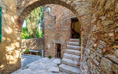 Torre di Serre: Parete, Muro ​​Di Pietra, Brick, Muratura, Flagstone, Cobblestone, Pianta Della Casa, Le Scale, Rovine