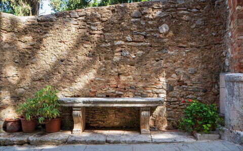Torre di Serre: Parete, Muro ​​Di Pietra, Roccia, Marrone, Brick, Flagstone, Muratura, Panchina, Mobili Da Esterno