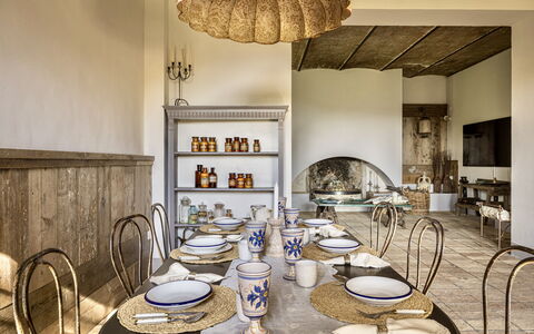 Villa Chiovada: Mobilia, Interior Design, Tavolo, Tavola, Illuminazione, Serveware, Cucina & Sala Da Pranzo Tavolo, Sala Da Pranzo, Camera, Sedia