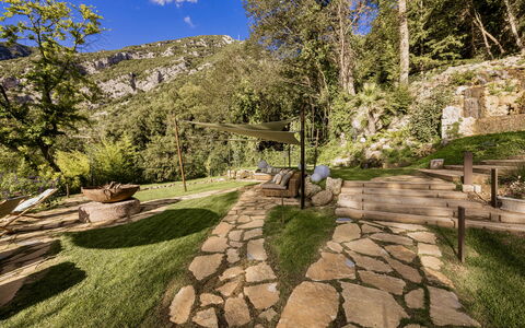 Villa Chiovada: Roccia, Area Rurale, Catena Montuosa, Valle, Hill Station, Giardino, Roccia Di Fondo, Shade, Landscaping, Cresta